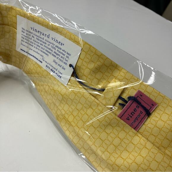 Vineyard Vines | Light Yellow Whale Logo Pattern Men's Necktie Imported Silk NEW - Picture 4 of 5